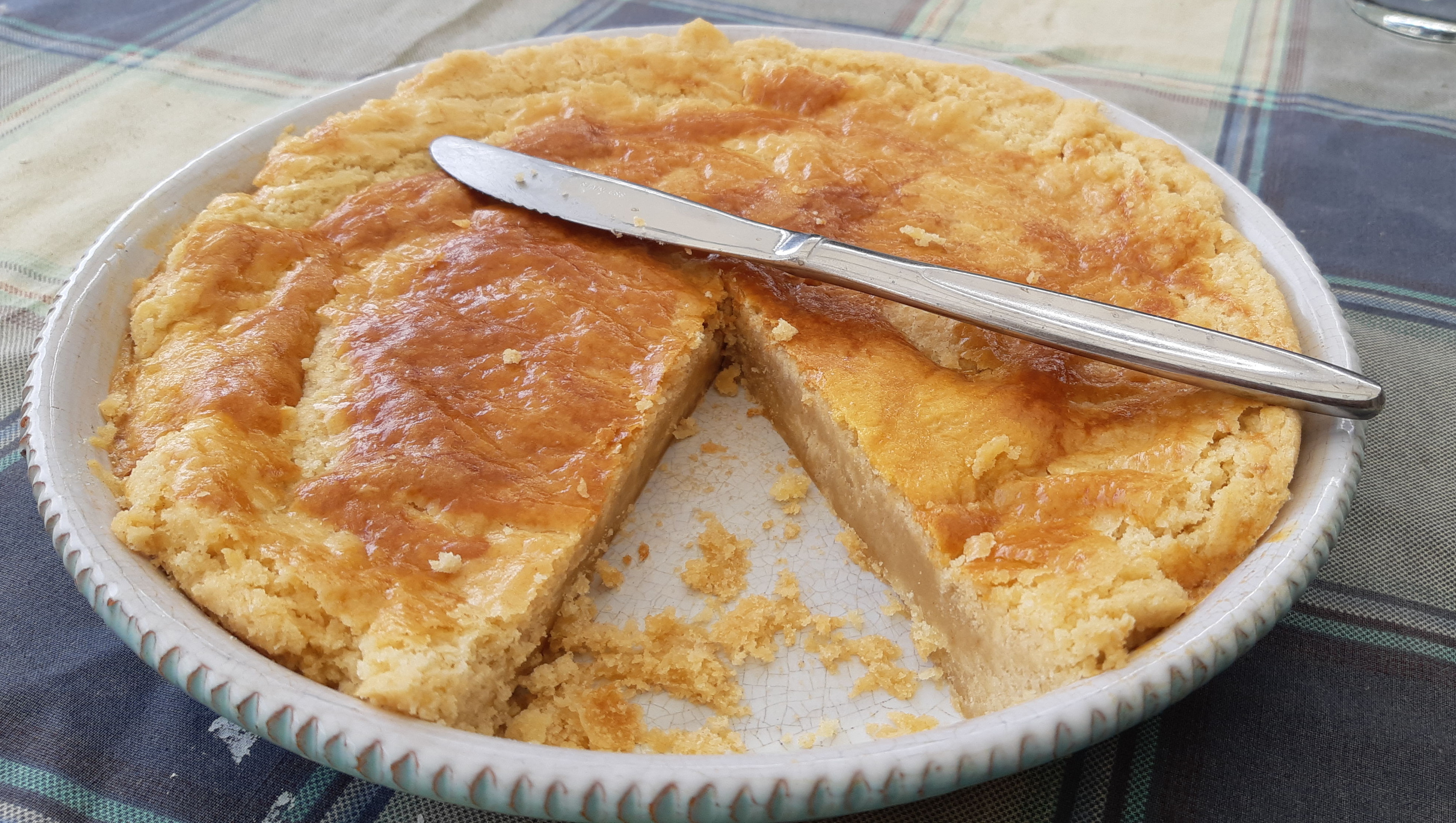 Een aangesneden boterkoek.